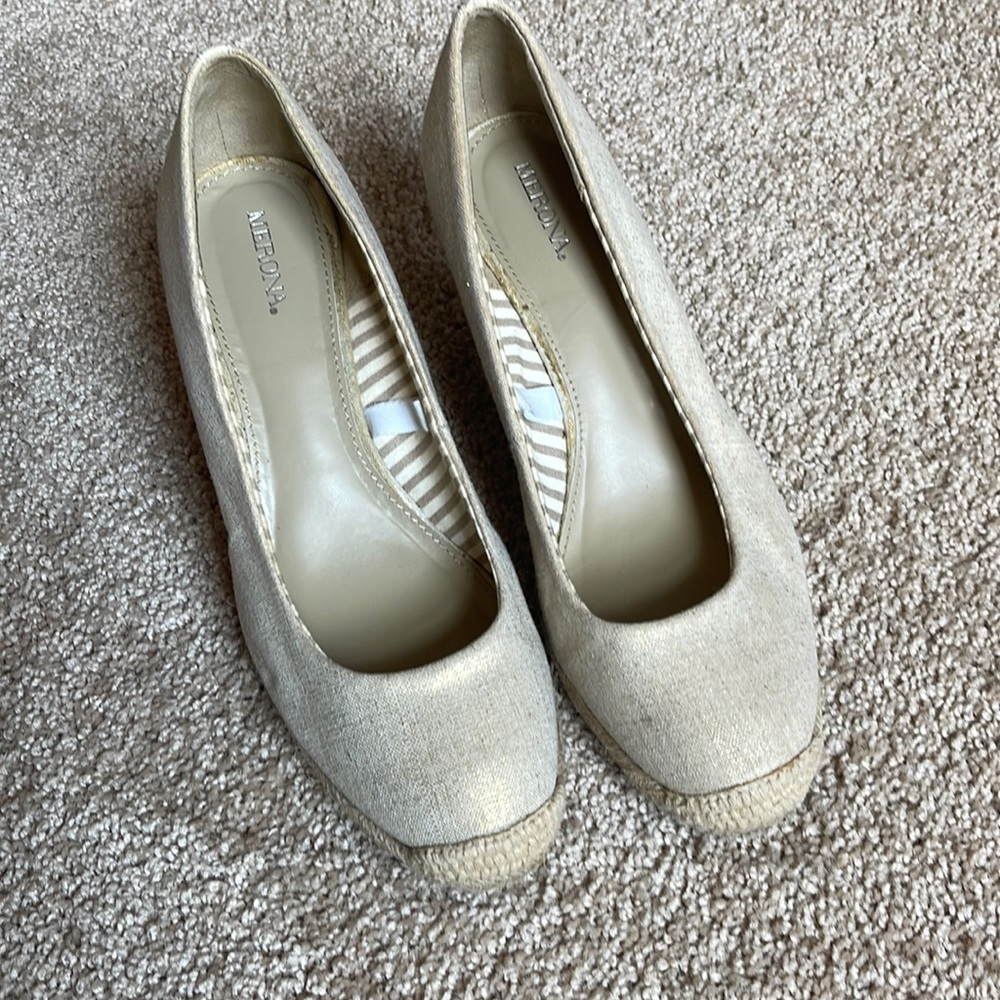 Merona Size 8 gold flaxen wedge espadrille